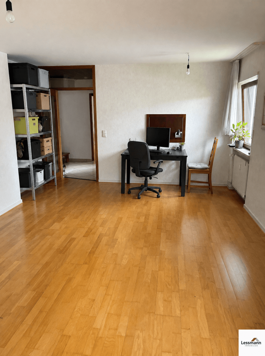 Wohnbereich- Durchreiche K�che Etagenwohnung Leinburg
