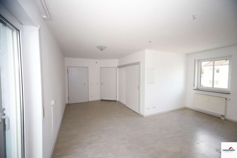 Wohnraum Erlangen Etagenwohnung Ger�umige 1-Zimmer-Seniorenwohnung im 1.OG mit Garage