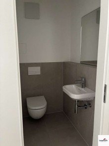G�ste WC Gro�e 4-Zimmer Wohnung mit Terrasse und kleinem Garten