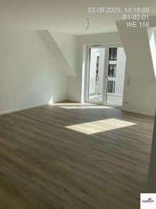 Wohnzimmer Lichtdurchflutete 3-Zimmer-Wohnung mit zwei Balkonen, Top-Schnitt & Blick in den ruhigen Innenhof