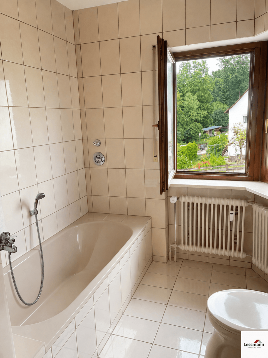 Badezimmer mit Fenster Etagenwohnung Leinburg